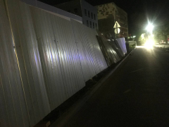 От сильного ветра на стройке в Заводском районе упал забор