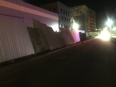 От сильного ветра на стройке в Заводском районе упал забор
