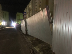 От сильного ветра на стройке в Заводском районе упал забор
