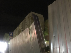 От сильного ветра на стройке в Заводском районе упал забор