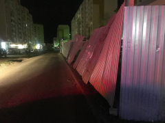От сильного ветра на стройке в Заводском районе упал забор