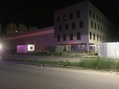 От сильного ветра на стройке в Заводском районе упал забор