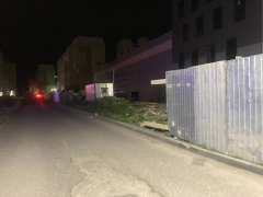 От сильного ветра на стройке в Заводском районе упал забор