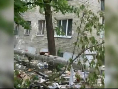 В центре Саратова жильцы выкинули мусор из окна многоэтажки: у дома уже образовалась свалка