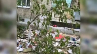 В центре Саратова жильцы выкинули мусор из окна многоэтажки: у дома уже образовалась свалка