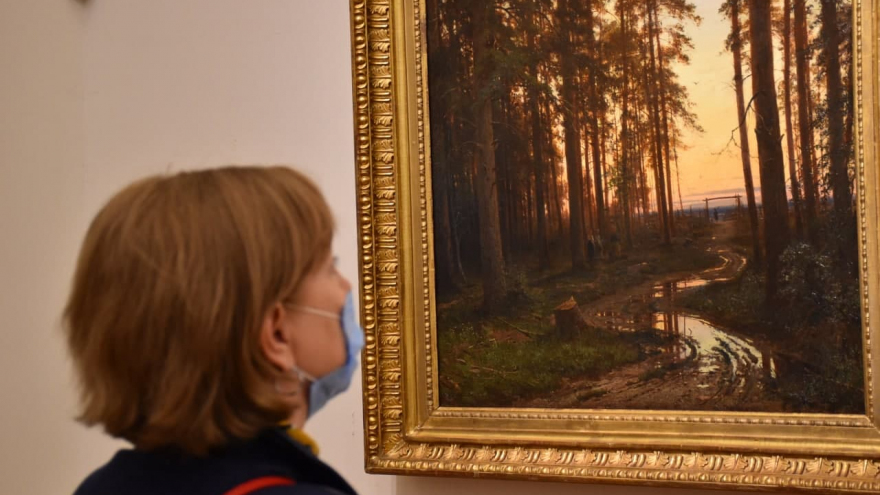 Саратовцам показали картины из Третьяковской галереи и предложили понюхать Бабу-Ягу