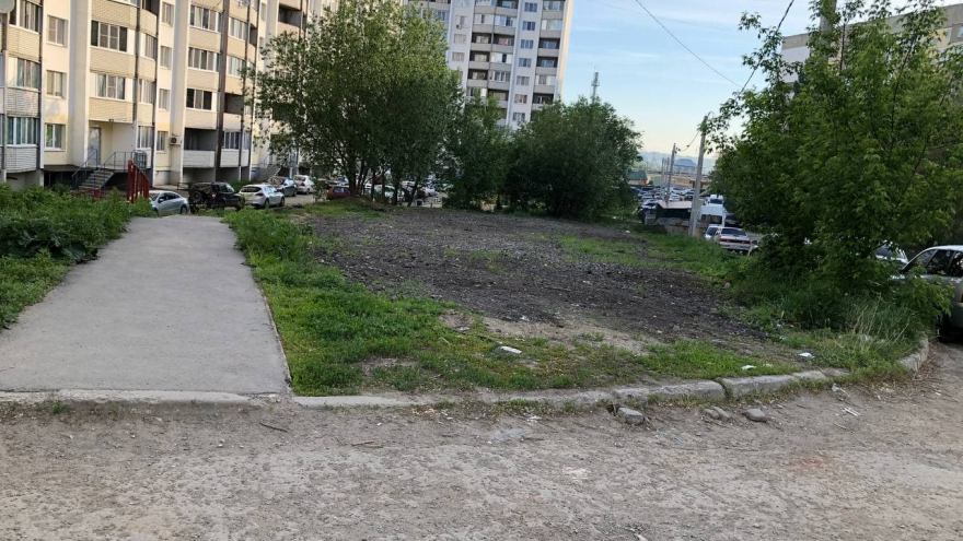 В Солнечном с незаконной стоянки снесли забор