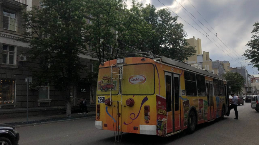 В центре Саратова устроили дорожную разборку: на месте работают полицейские