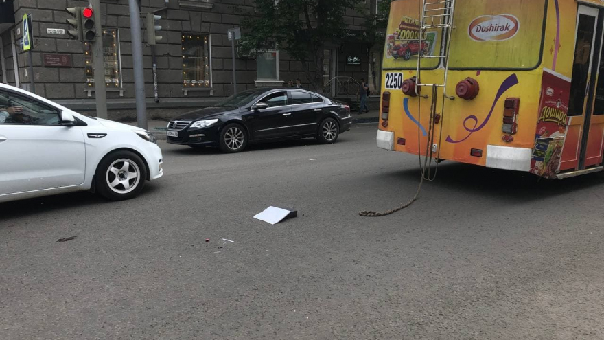 В центре Саратова устроили дорожную разборку: на месте работают полицейские