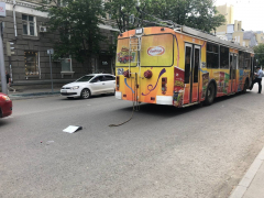 В центре Саратова устроили дорожную разборку: на месте работают полицейские