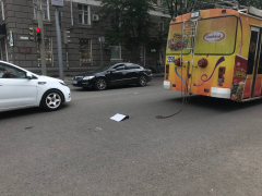 В центре Саратова устроили дорожную разборку: на месте работают полицейские