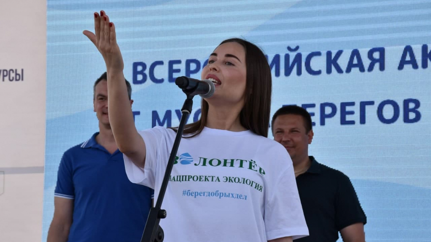 Сможем передать область потомкам: волонтеры, чиновники и звезда Уральских пельменей навели порядок на саратовском пляже