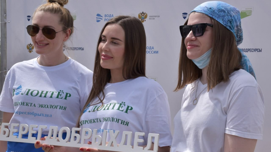 Сможем передать область потомкам: волонтеры, чиновники и звезда Уральских пельменей навели порядок на саратовском пляже