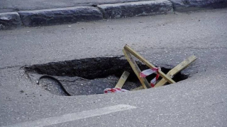 Город ямных дорог: жители Кировского района Саратова пожаловались на дыру в асфальте