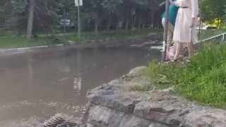 Приходится прыгать: в Саратове рядом с Танталом затопило дорогу