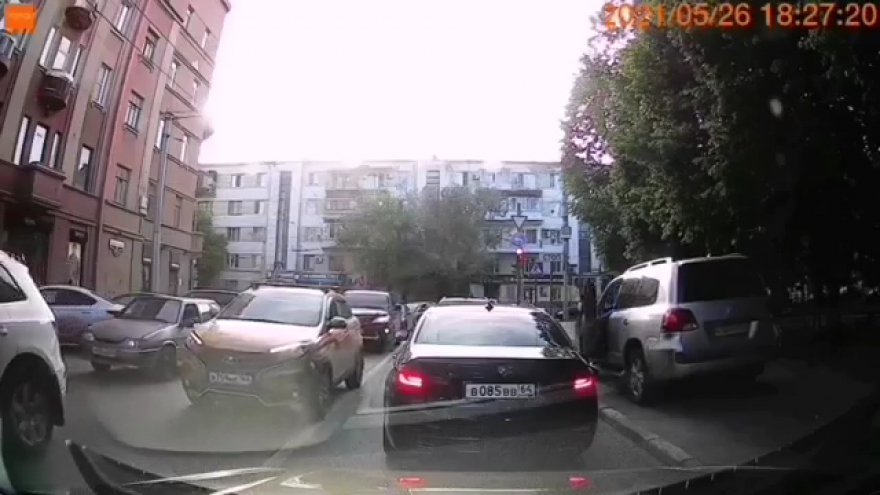 Автохам припарковал Toyota Land Cruiser на тротуаре рядом с магазинами люксовой одежды: отъезжая, он чуть не устроил аварию (видео)