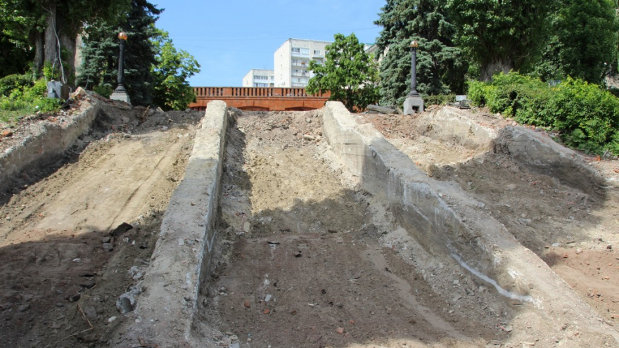 Благоустройство набережной в Саратове: представитель подрядчика пожаловался на шайку зеленых, которая целенаправленно мешает работе