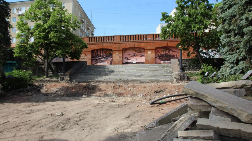 Благоустройство набережной в Саратове: представитель подрядчика пожаловался на шайку зеленых, которая целенаправленно мешает работе