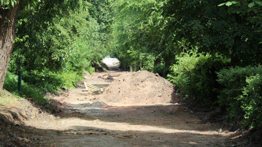 Благоустройство набережной в Саратове: представитель подрядчика пожаловался на шайку зеленых, которая целенаправленно мешает работе