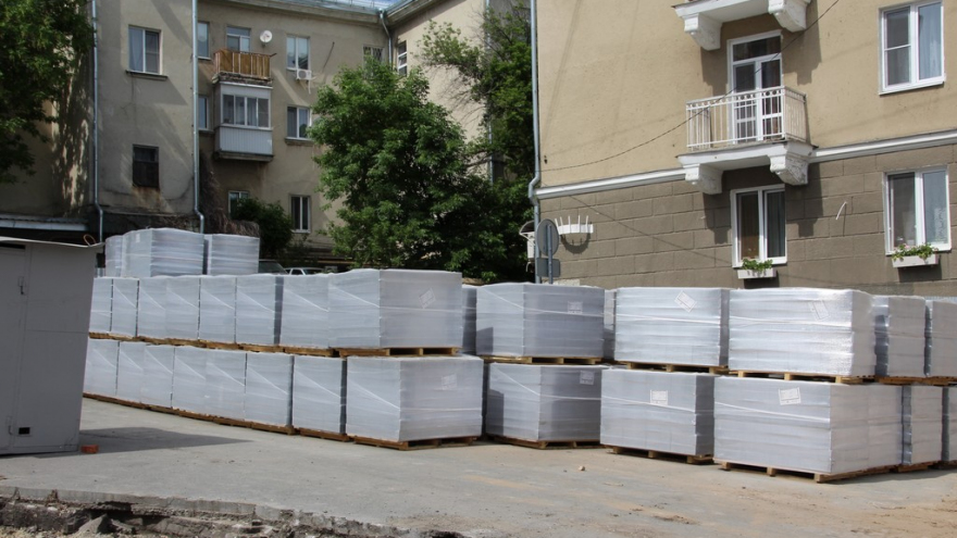 Благоустройство набережной в Саратове: представитель подрядчика пожаловался на шайку зеленых, которая целенаправленно мешает работе