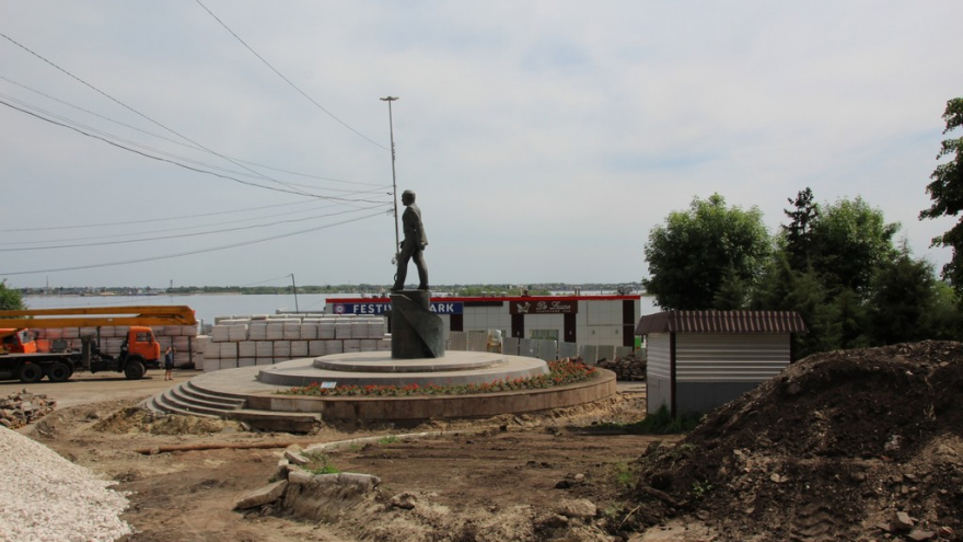 Благоустройство набережной в Саратове: представитель подрядчика пожаловался на шайку зеленых, которая целенаправленно мешает работе