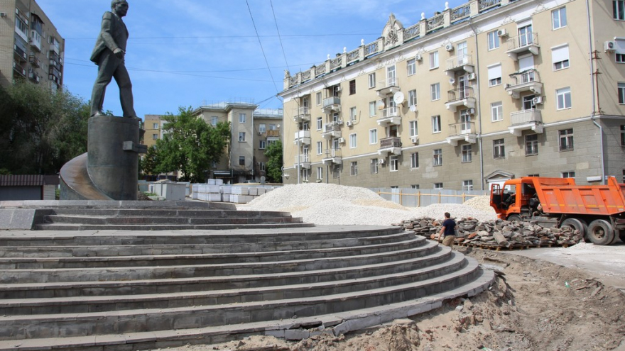 Благоустройство набережной в Саратове: представитель подрядчика пожаловался на шайку зеленых, которая целенаправленно мешает работе