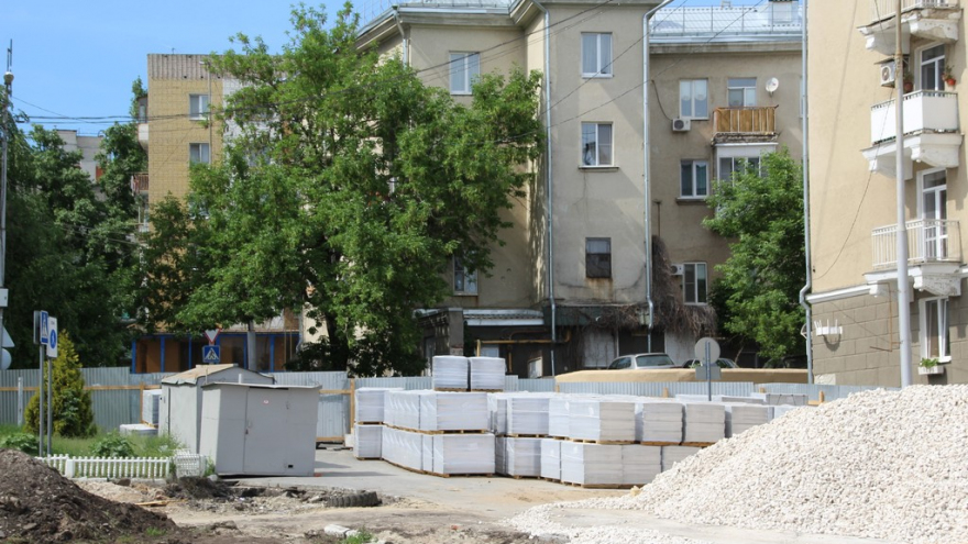 Благоустройство набережной в Саратове: представитель подрядчика пожаловался на шайку зеленых, которая целенаправленно мешает работе