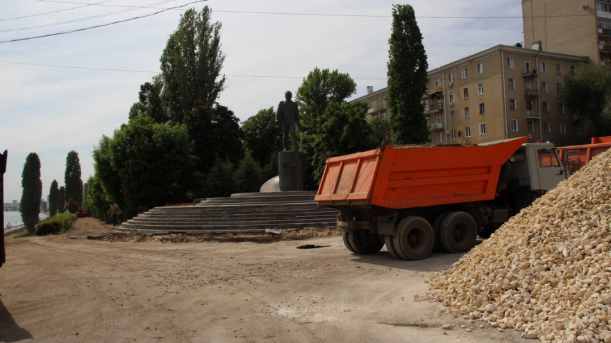 Благоустройство набережной в Саратове: представитель подрядчика пожаловался на шайку зеленых, которая целенаправленно мешает работе