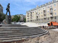 Благоустройство набережной в Саратове: представитель подрядчика пожаловался на шайку зеленых, которая целенаправленно мешает работе
