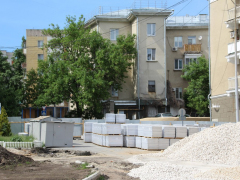 Благоустройство набережной в Саратове: представитель подрядчика пожаловался на шайку зеленых, которая целенаправленно мешает работе