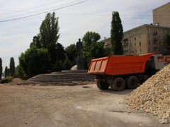 Благоустройство набережной в Саратове: представитель подрядчика пожаловался на шайку зеленых, которая целенаправленно мешает работе