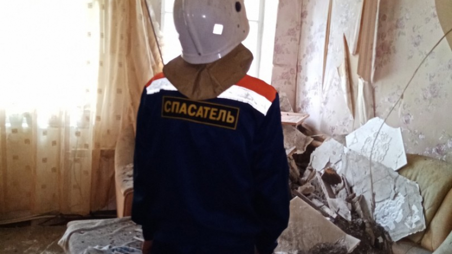 В квартире на улице Горького обрушился потолок: на место выезжали спасатели
