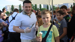 День защиты детей: жителей Заводского района бесплатно угощали мороженым 