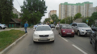 В Энгельсе автомобиль сбил девушку: она отлетела и ударилась о другую машину