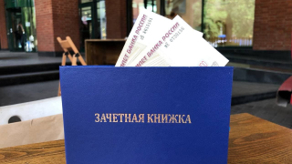 В Саратове преподавателя вуза осудили за взятку: женщину отправят в колонию