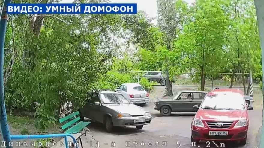 Читательница: во дворе дома автолюбительница въехала в припаркованный автомобиль и скрылась с места ДТП (видео)