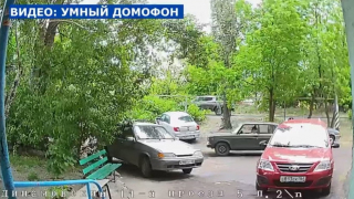 Читательница: во дворе дома автолюбительница въехала в припаркованный автомобиль и скрылась с места ДТП (видео)