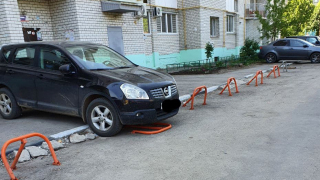 Очевидец: в Саратове тротуар огородили металлическими барьерами и превратили в парковку