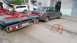 В Саратове оштрафовали автохамов, которые облюбовали тротуар во дворе многоэтажки