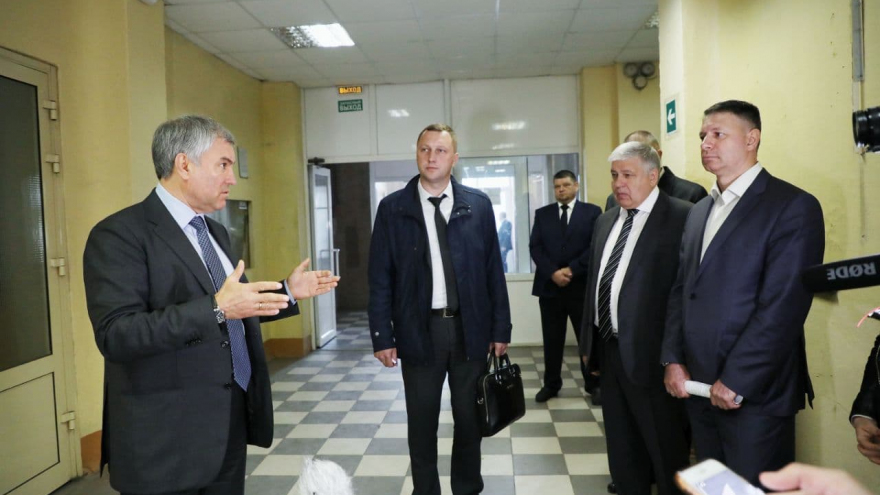 Весь город восстал против вас: Вячеслав Володин о предложении главы Саратова расширить школу за счет сада юннатов