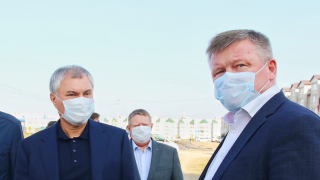 До сих пор гложут обиды: спикер Госдумы рассказал, почему ученик Исаев повернулся спиной к родной школе