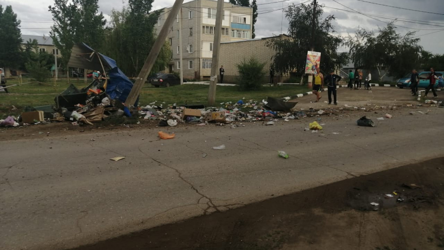 В Марксе водитель снес мусорные баки и сбил женщину