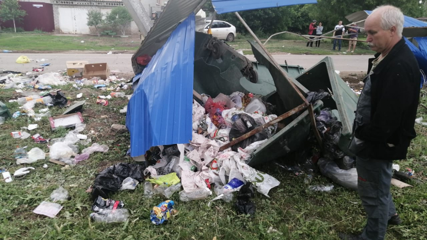 В Марксе водитель снес мусорные баки и сбил женщину