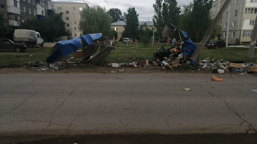 В Марксе водитель снес мусорные баки и сбил женщину
