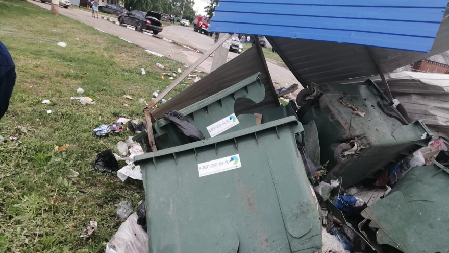 В Марксе водитель снес мусорные баки и сбил женщину