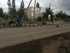 В Марксе водитель снес мусорные баки и сбил женщину