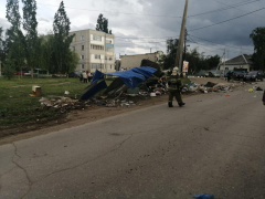 В Марксе водитель снес мусорные баки и сбил женщину
