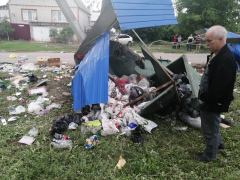 В Марксе водитель снес мусорные баки и сбил женщину