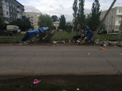 В Марксе водитель снес мусорные баки и сбил женщину