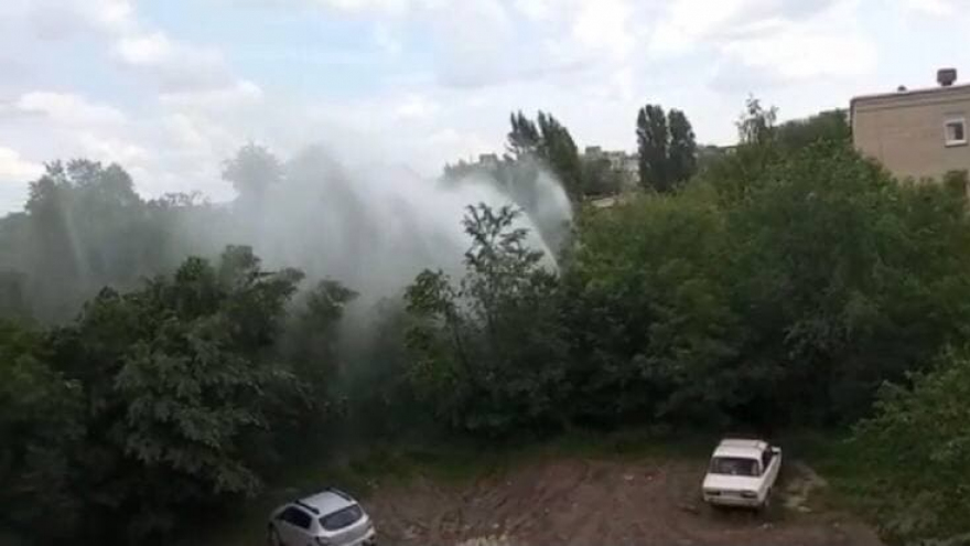У школы в Ленинском районе появился коммунальный фонтан высотой около 10 метров